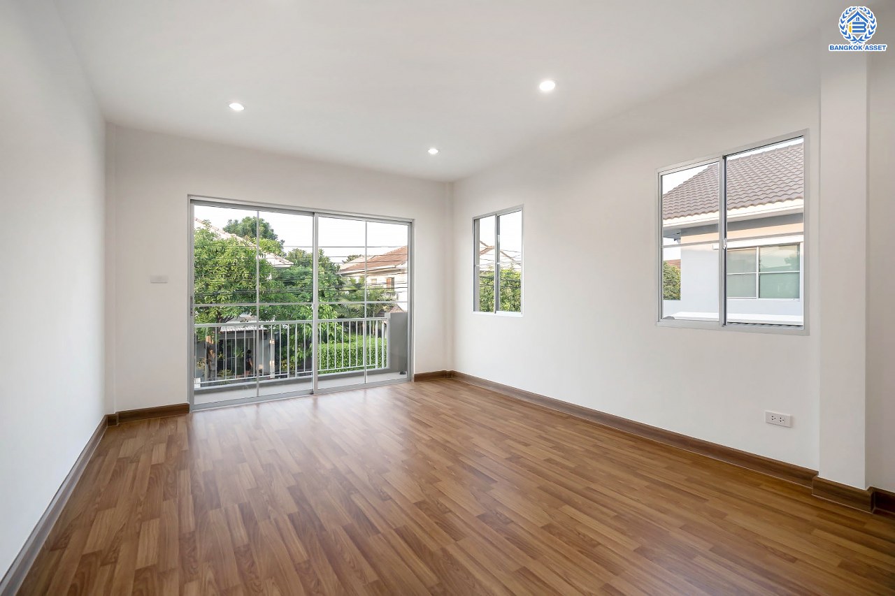 บ้านมือสองตกแต่งใหม่ คุณภาพแบรนด์ LH โครงการ ชัยพฤกษ์ ราชพฤกษ์-แจ้งวัฒนะ เนื้อที่ 58.4 ตร.ว. ฟังก์ชัน 3 ห้องนอน 3 ห้องน้ำ 2 ที่จอดรถ ภายในตกแต่งหรูหรา บนทำเลศักยภาพติดถนนราชพฤกษ์ เชื่อมสู่แจ้งวัฒนะได้อย่างรวดเร็ว และเพียง 10 นาทีถึงรถไฟฟ้า "สถานีบางรักใหญ่" จุดขึ้นทางด่วน "ศรีรัช" โรบินสัน ไลฟ์สไตล์ ราชพฤกษ์ และ โลตัส นอร์ธราชพฤกษ์